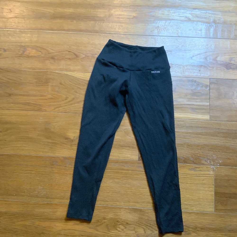 BODYISM Textured 3/4 length leggings Black